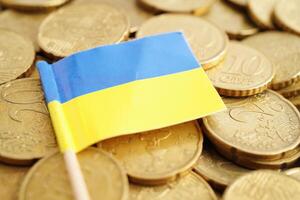 ukraina flagga på mynt och sedel pengar, finansiera handel investering företag valuta begrepp. foto