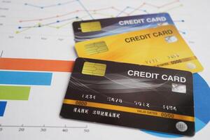 kreditera kort på Graf papper för uppkopplad handla, säkerhet finansiera företag. foto