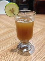 gyllene temulawak ört- dryck i glas, äkta indonesiska dryck foto