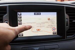 navigering panel inuti en bil. finger pekande på destination punkt. foto