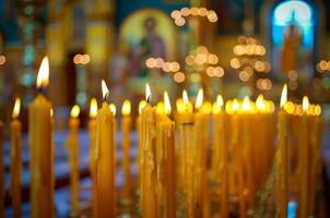 kyrka ljus. påsk. kristendomen - ortodoxi. dop, ljus för de vila foto