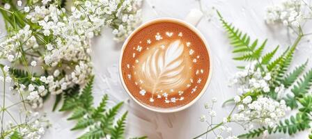 invecklad platt vit kaffe blomma latte konst vackert visas på en ren vit tabell foto