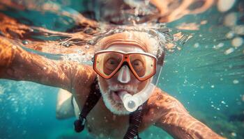 äldre person snorkling med en mask i de lugn vattnen av en avskild tropisk ö foto