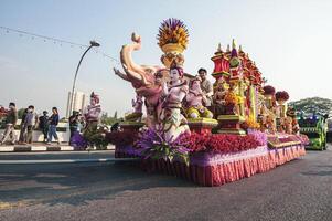 chiang maj, thailand - februari 04, 2023 blomma flyter och parader de 46: e årlig blomma festival 2023 i chiang maj, thailand foto