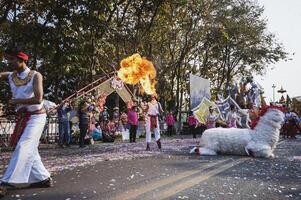 chiang maj, thailand - februari 04, 2023 blomma flyter och parader de 46: e årlig blomma festival 2023 i chiang maj, thailand foto