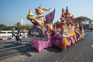 chiang maj, thailand - februari 04, 2023 blomma flyter och parader de 46: e årlig blomma festival 2023 i chiang maj, thailand foto