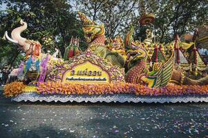 chiang maj, thailand - februari 04, 2023 blomma flyter och parader de 46: e årlig blomma festival 2023 i chiang maj, thailand foto