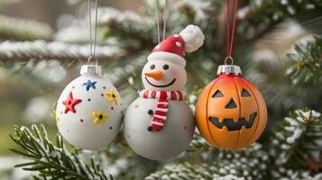 en uppsättning av handgjord lera ornament varje terar en annorlunda säsong- design en snögubbe en halloween pumpa ett påsk ägg och en fjärde av juli flagga perfekt för dekorera din träd foto