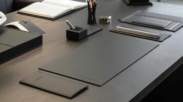 en elegant och minimalistisk skrivbord uppsättning komplett med anpassat brev företag kort och ett graverat namnskylten perfekt för visning de professionell bild foto