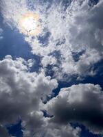 magnifik skön form av cumulonimbus moln blå himmel moln lutning ljus vit bakgrund. skönhet klar molnig i solsken lugna ljus luft bakgrund foto