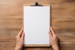 en person innehav en Urklipp med en tom ark av papper på Det, redo till anteckna ner anteckningar eller instruktioner. foto