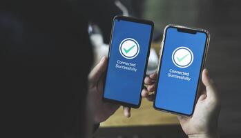 affärsman använder sig av smartphone för ansluta framgångsrikt till nätverk signal. begrepp av digital data utbyta teknologi, avlägsen kontrollera systemet förbindelse foto