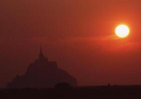 de Sol uppsättningar Bakom en berg i de bakgrund foto