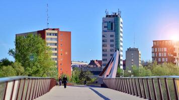 Warszawa, polen. 11 april 2024. bro över de vistula flod avsedd endast för fotgängare och cyklister. i de bakgrund, en panorama av de stad på de rätt Bank av de vistula. foto