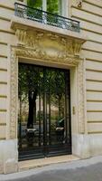 elegant parisian dörröppning med invecklad dekorerad järn grindar och utsmyckad stenarbete, visa upp klassisk franska arkitektur, idealisk för resa och verklig egendom teman foto