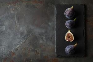 färsk fikon på en mörk skiffer styrelse, rik lila nyanser, gourmet överklagande foto