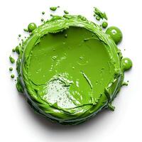 grön måla släppa isolerat på vit bakgrund med skugga. grön måla explosion foto