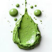 grön måla släppa isolerat på vit bakgrund med skugga. grön måla explosion foto