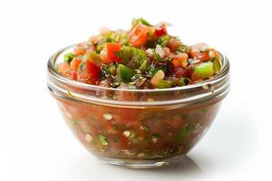 skopa av tjock salsa i en glas skål, färgrik med röd tomater och grön paprika, isolerat på vit foto