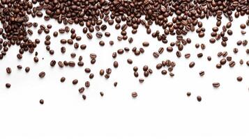 topp se av spridd kaffe bönor, isolerat på en vit bakgrund med Plats för text foto