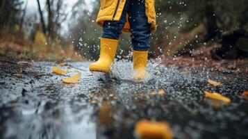 unge glatt stänk i en pöl bär ljus gul regn stövlar, regnig dag roligt foto