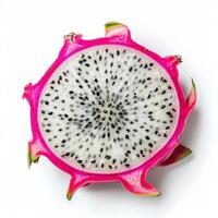 drake frukt skivad öppna, vibrerande rosa och vit, isolerat på vit bakgrund foto