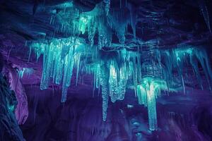 på tema av en stor skön skarp stalaktiter hängande ner från djup berg grotta foto