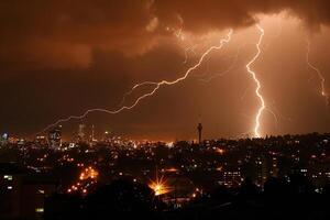 på tema av skrämmande ljus elektrisk blixt- bult med grenar i de natt mörk himmel foto