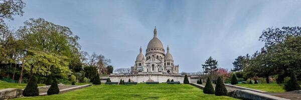 panorama- se av de historisk basilika av de helig hjärta av paris sakralt byracka på en klar dag, idealisk för resa och europeisk arkitektur teman foto