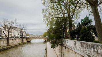 lugn se av de not flod med grönska och ryttare staty i paris, idealisk för resa teman och europeisk arv dagar innehåll foto