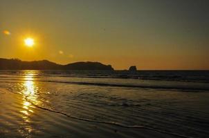 stranden i solnedgången foto