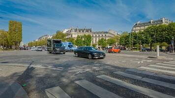 upptagen parisian gata med olika trafik på en solig vår dag, skott i paris, Frankrike, på april 14:e, 2024, idealisk för resa och urban livsstil teman foto