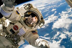 på tema av astronaut flygande i noll allvar mot starry himmel i djup mörk Plats foto