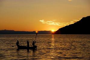 solnedgång kanot sjön malawi foto