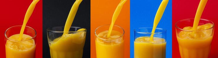 orange juice häller in i glas på Färg bakgrund foto
