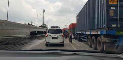 jakarta, indonesien i augusti 2019. bak- se Foto av en bil och låda lastbil den där är i en vägtull väg sylt.