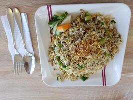 ett av de signatur maträtter från indonesiska restauranger, nasi goreng bebek babe ijo. foto