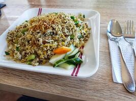 ett av de signatur maträtter från indonesiska restauranger, nasi goreng bebek babe ijo. foto