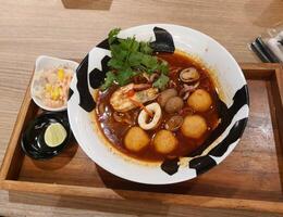 ett av de signatur Ramen från en Ramen specialist restaurang. skaldjur tom yum Ramen. foto