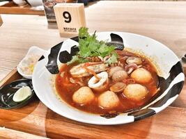 ett av de signatur Ramen från en Ramen specialist restaurang. skaldjur tom yum Ramen. foto