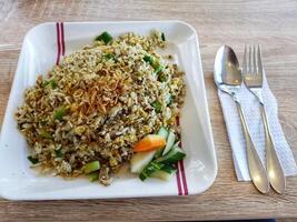 ett av de signatur maträtter från indonesiska restauranger, nasi goreng bebek babe ijo. foto