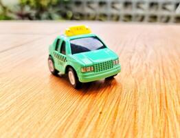 leksak bilar i de form av en grön taxi. lämplig för Pojkar foto
