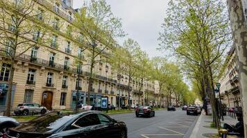 springtime i paris, lugn gata scen med färsk grönska, typisk arkitektur, och bilar, fångad på april 14:e, 2024, idealisk för resa och säsong- teman foto