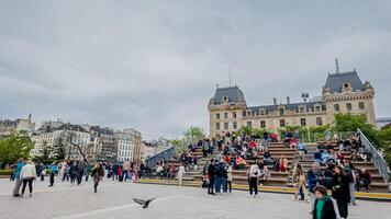 folkmassor samla på steg på en populär parisian landmärke på en molnig vår dag, april 14:e, 2024, antyda på påsk högtider och urban turism foto