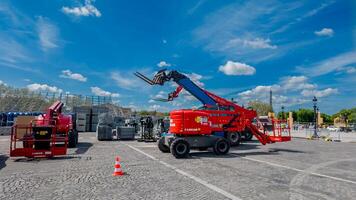 konstruktion maskineri på en stad renovering webbplats i paris, Frankrike, under solig vår himmel, fotograferad på april 14:e, 2024, relaterad till urban utveckling foto