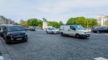 upptagen parisian gata med bilar på kullersten väg, urban liv i paris, Frankrike, fångad på april 14:e, 2024 idealisk för transport och resa teman foto