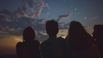en grupp av vänner ivrigt väntar för de stjärnor till justera för en perfekt Foto möjlighet fångande de magi av de natt