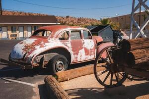 årgång volkswagen skalbagge i öken- miljö, barstow, USA foto