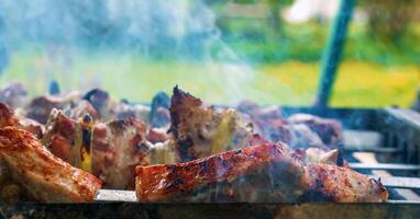 matlagning kebab på en grill med rök. färsk brun bbq kött kokta på ett utomhus- grill foto