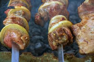 matlagning kebab på en grill med rök. färsk brun bbq kött kokta på ett utomhus- grill foto